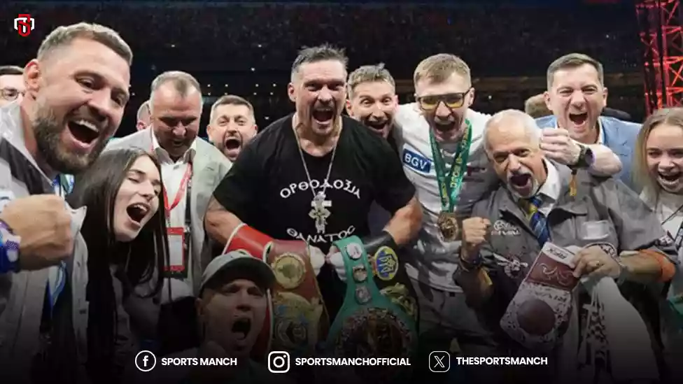 Oleksandr Usyk celebrate after knocking out Daniel Dubois to reclaim undisputed heavyweight crown