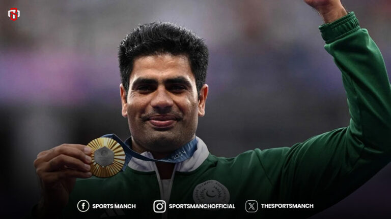 Arshad Nadeem celebrates with gold medal