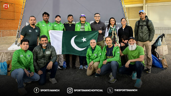 Pakistani runners pose for a picture in Sydney